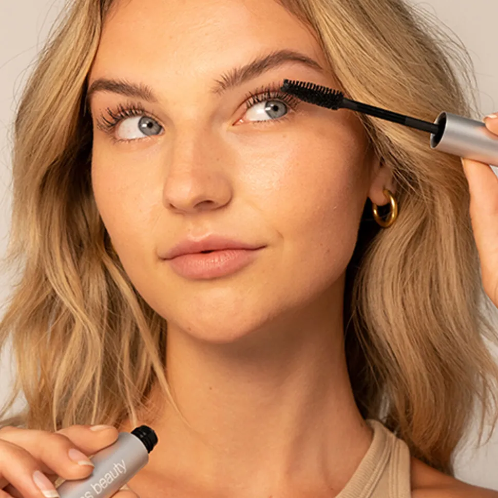 Straight Up™ Volumizing Peptide Mascara