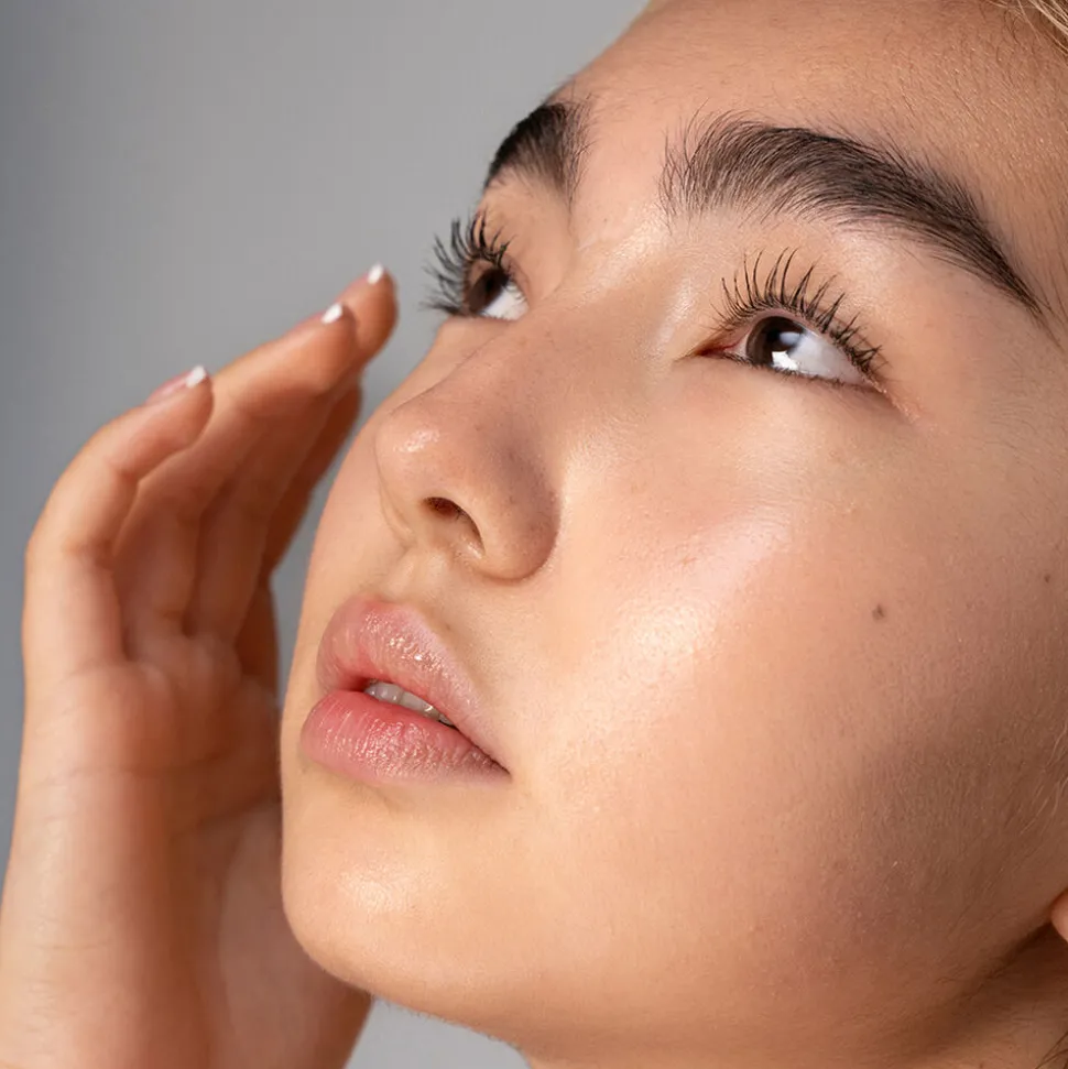 Straight Up™ Volumizing Peptide Mascara
